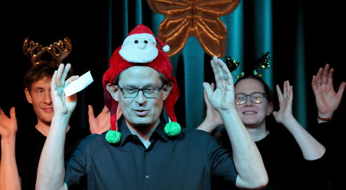 Weihnachtlich gekleidete Menschen. Choreographie.