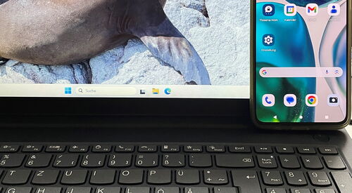 Laptop und Smartphone eingeschaltet.