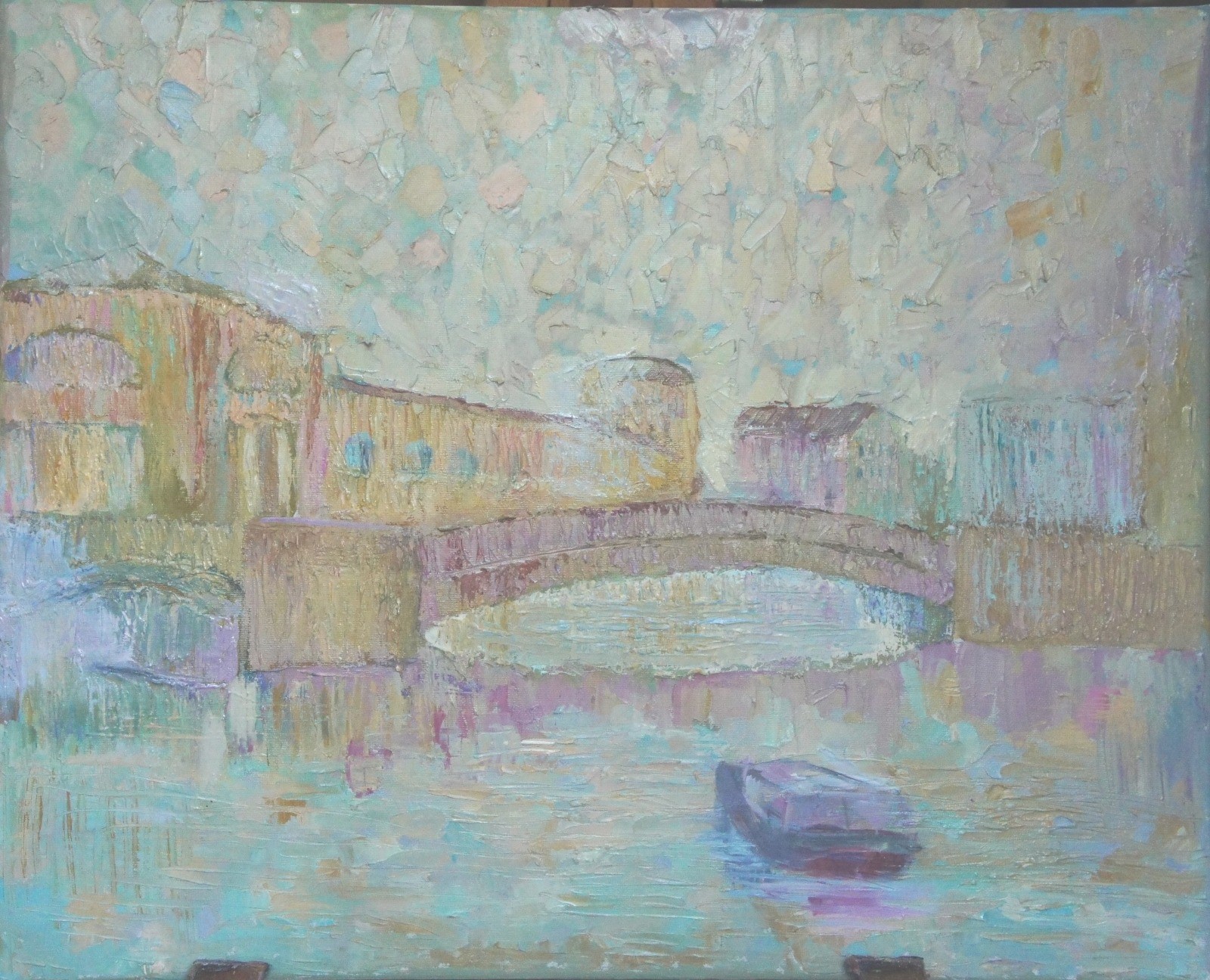 Gemälde in hellen Blau-, Beige- und Rosatönen, mit einer brückenartigen Form im oberen Bildbereich und einer kleinen, bootähnlichen Form darunter.